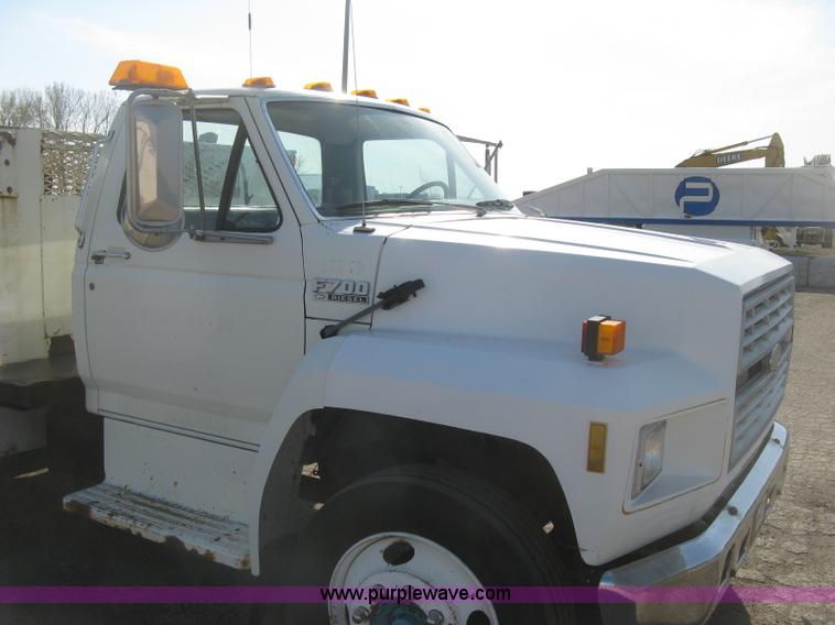 image for item H8722 1994 Ford F700 service truck