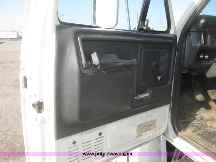 image for item H8722 1994 Ford F700 service truck