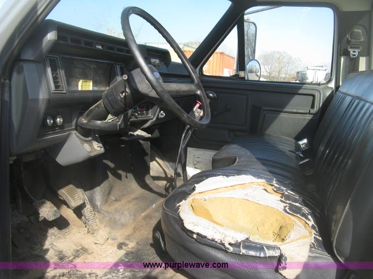 image for item H8722 1994 Ford F700 service truck