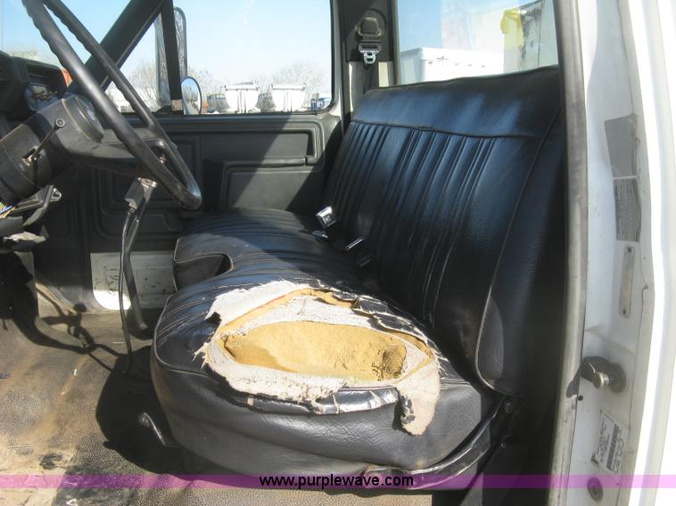 image for item H8722 1994 Ford F700 service truck