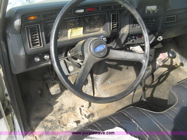 image for item H8722 1994 Ford F700 service truck