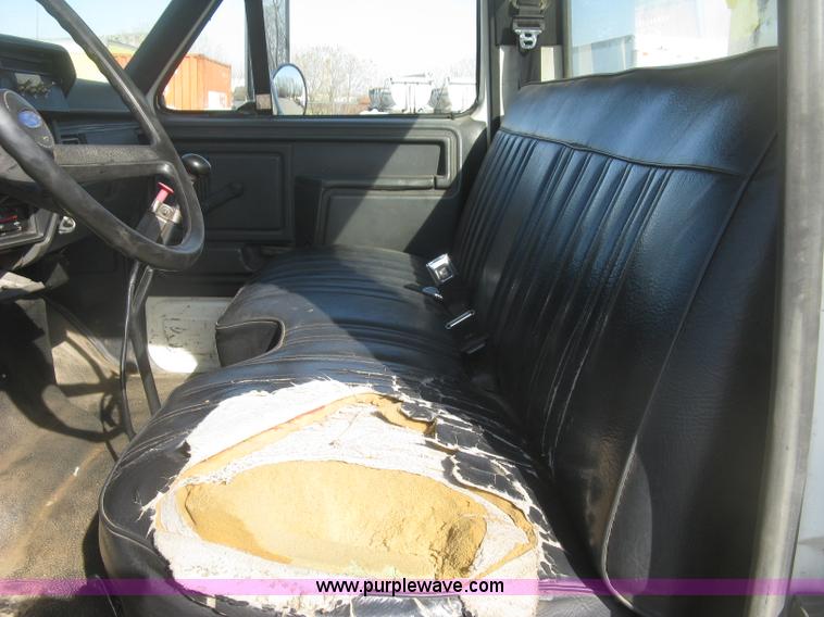 image for item H8722 1994 Ford F700 service truck