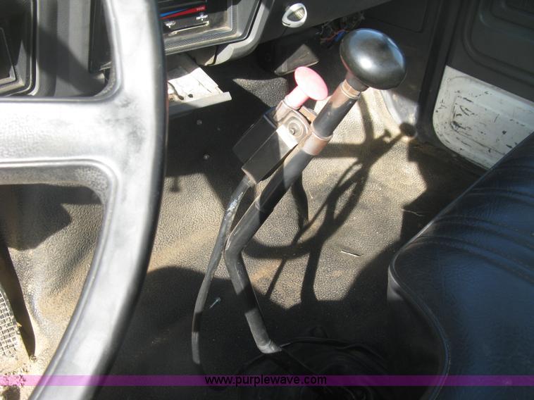 image for item H8722 1994 Ford F700 service truck