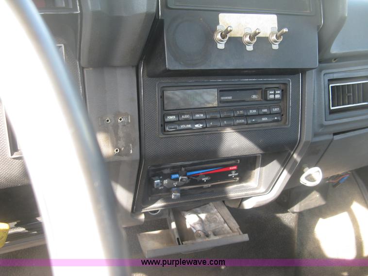 image for item H8722 1994 Ford F700 service truck