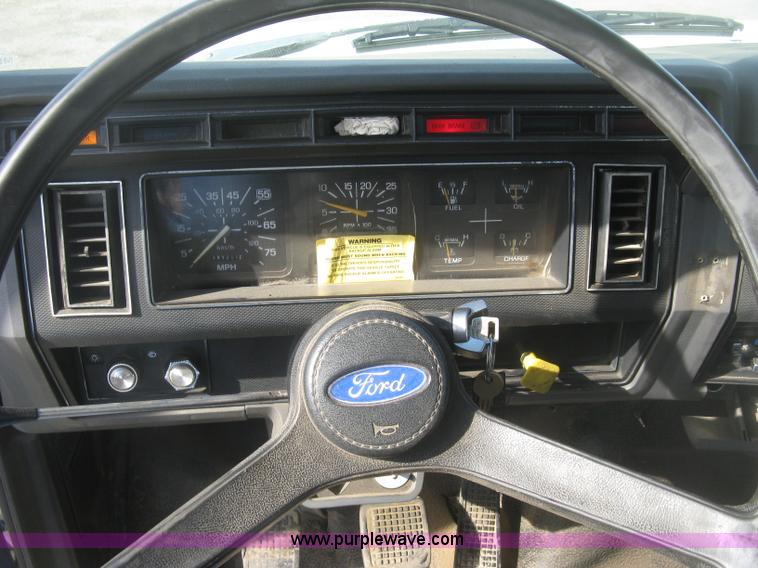 image for item H8722 1994 Ford F700 service truck