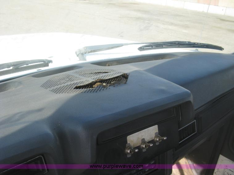 image for item H8722 1994 Ford F700 service truck