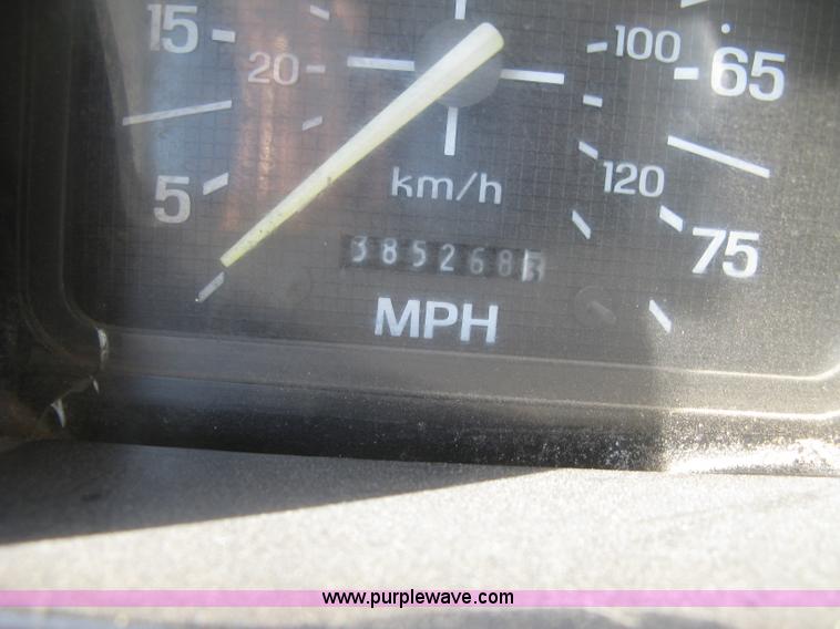 image for item H8722 1994 Ford F700 service truck