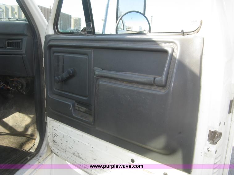 image for item H8722 1994 Ford F700 service truck