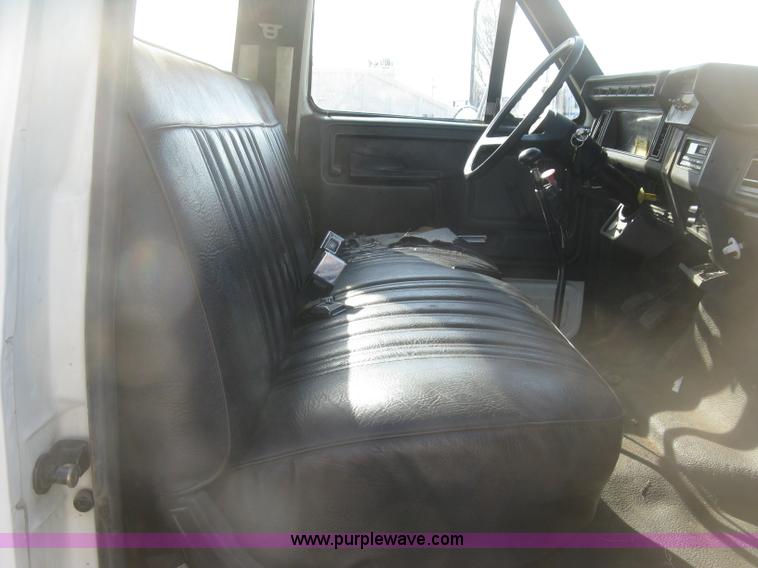 image for item H8722 1994 Ford F700 service truck