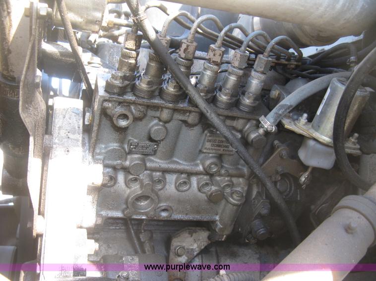 image for item H8722 1994 Ford F700 service truck