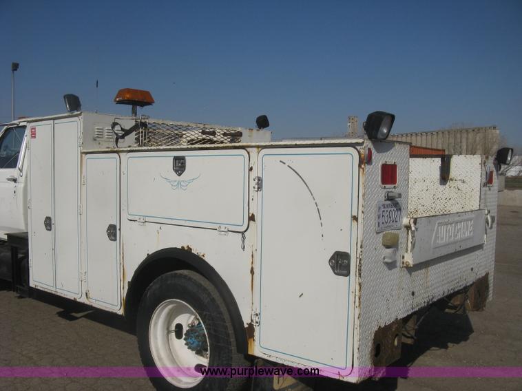 image for item H8722 1994 Ford F700 service truck