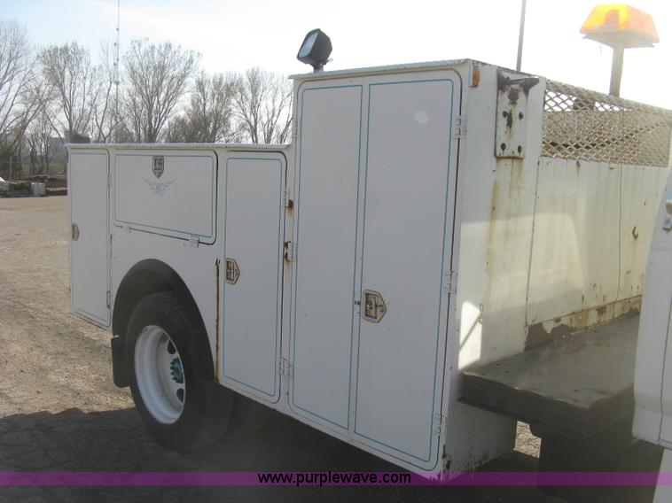 image for item H8722 1994 Ford F700 service truck