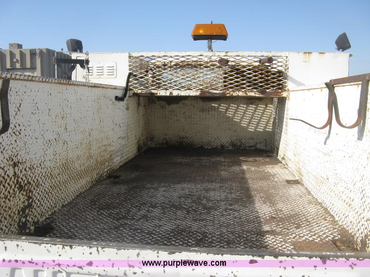 image for item H8722 1994 Ford F700 service truck