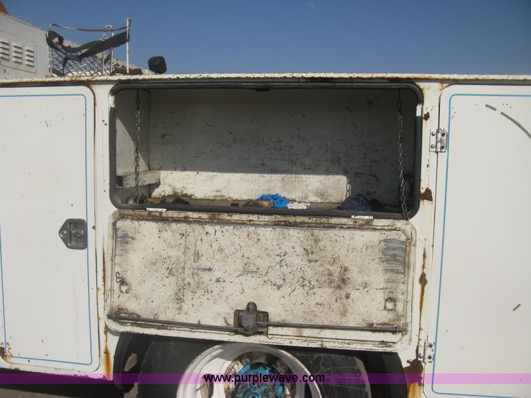 image for item H8722 1994 Ford F700 service truck