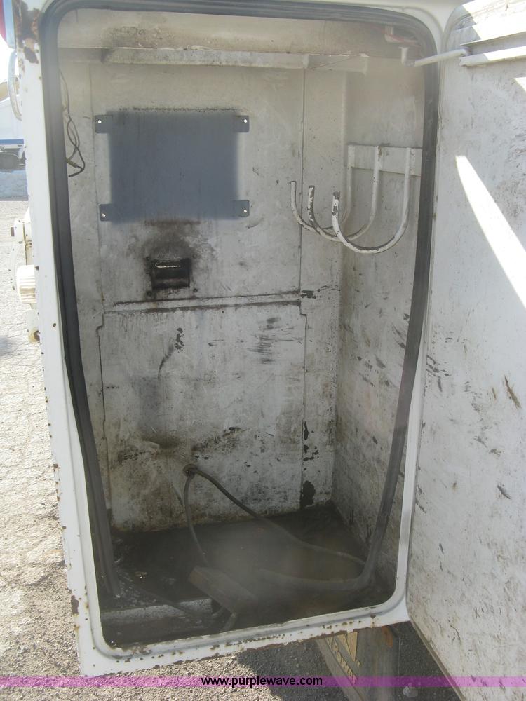 image for item H8722 1994 Ford F700 service truck