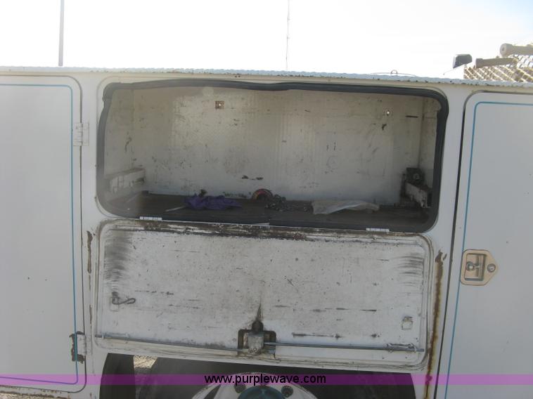 image for item H8722 1994 Ford F700 service truck