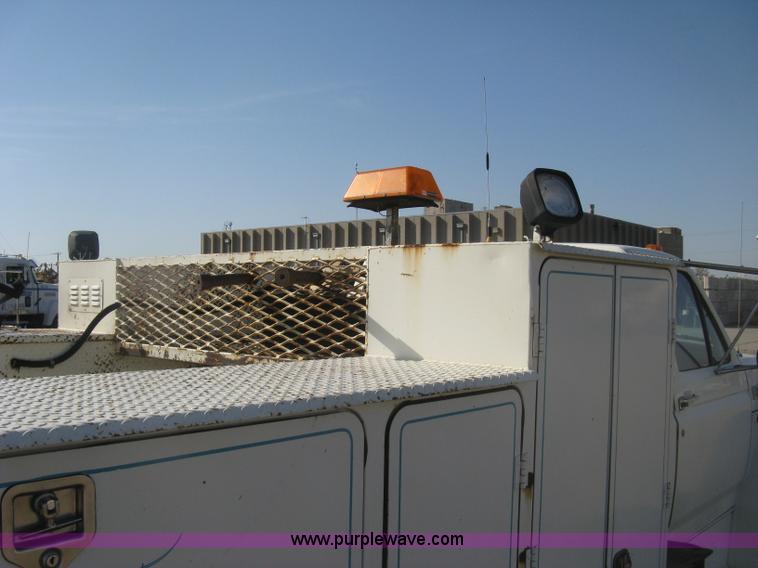 image for item H8722 1994 Ford F700 service truck