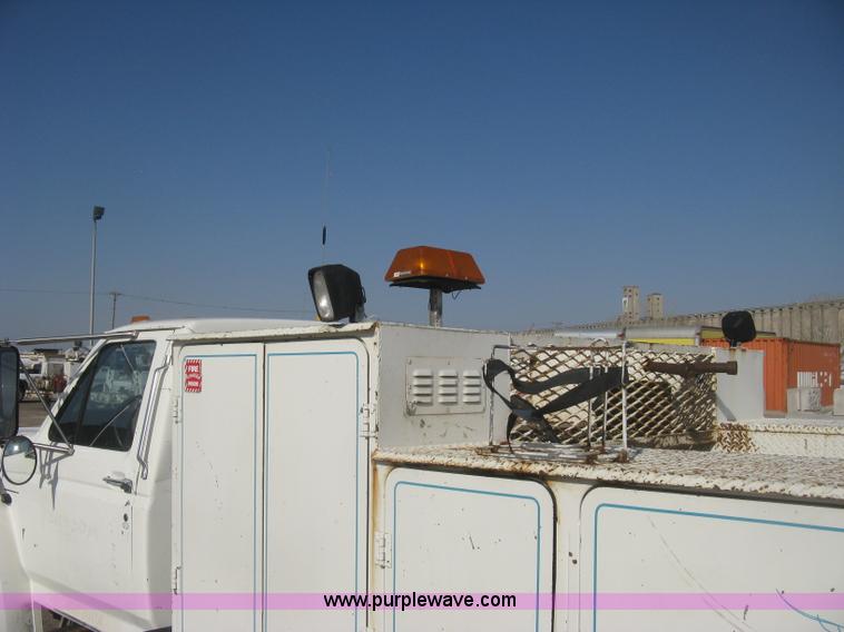 image for item H8722 1994 Ford F700 service truck