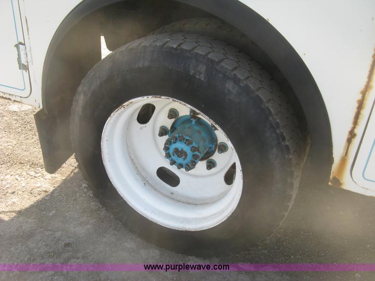 image for item H8722 1994 Ford F700 service truck
