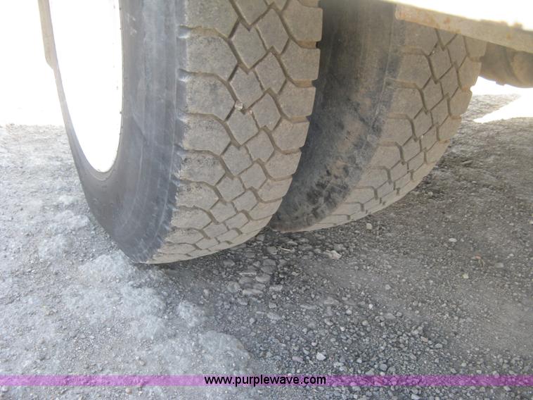 image for item H8722 1994 Ford F700 service truck