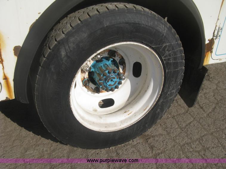 image for item H8722 1994 Ford F700 service truck