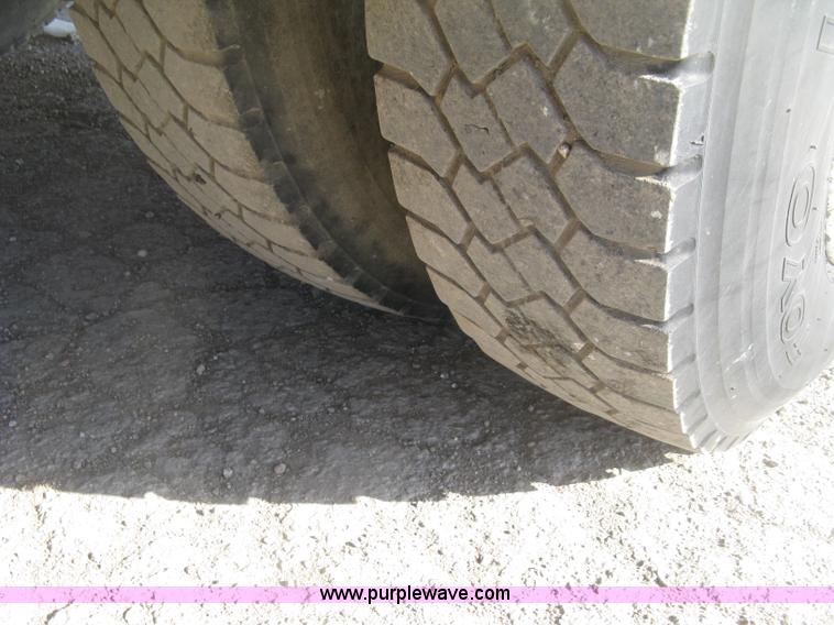 image for item H8722 1994 Ford F700 service truck