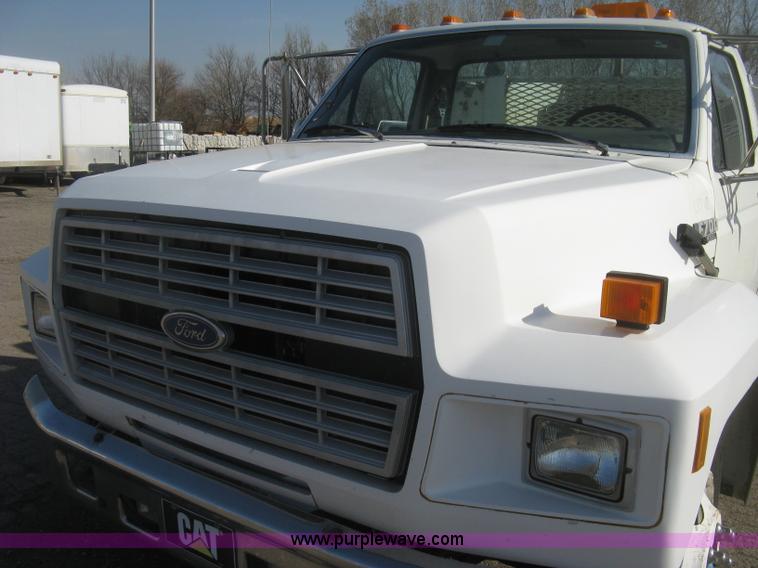 image for item H8722 1994 Ford F700 service truck
