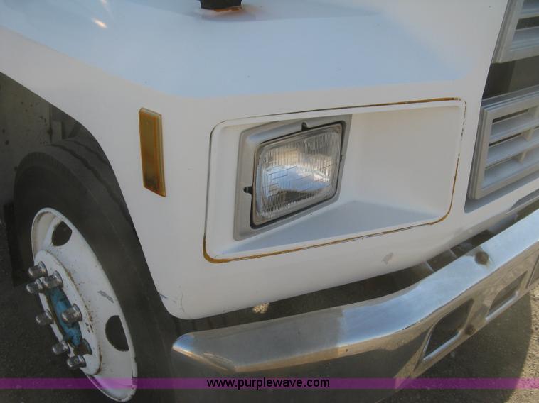 image for item H8722 1994 Ford F700 service truck