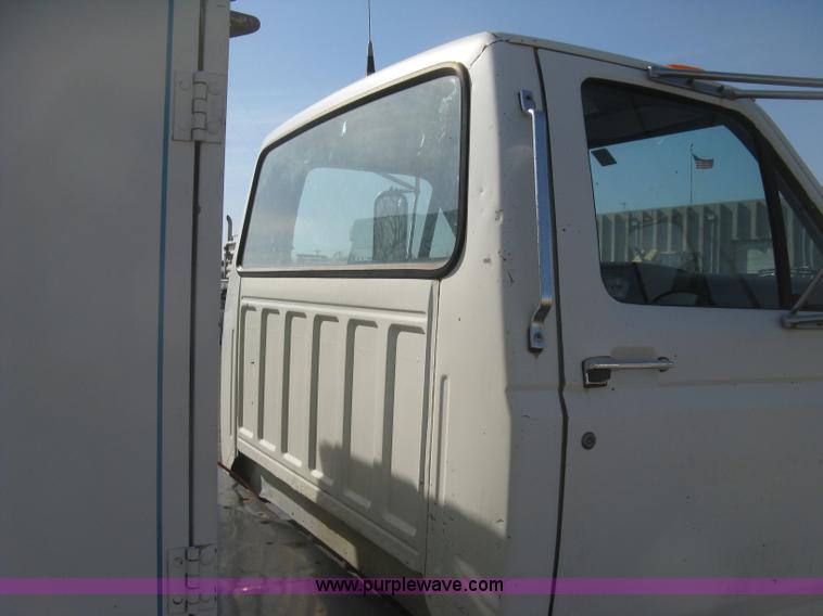 image for item H8722 1994 Ford F700 service truck