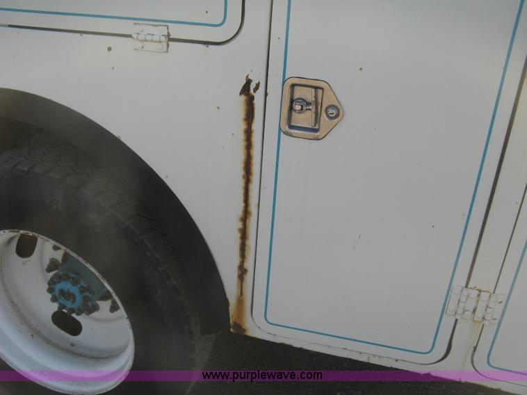 image for item H8722 1994 Ford F700 service truck