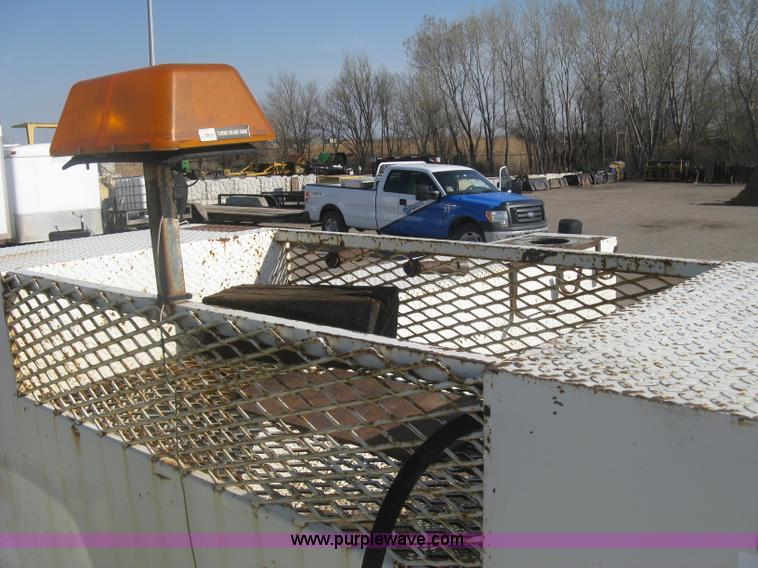 image for item H8722 1994 Ford F700 service truck