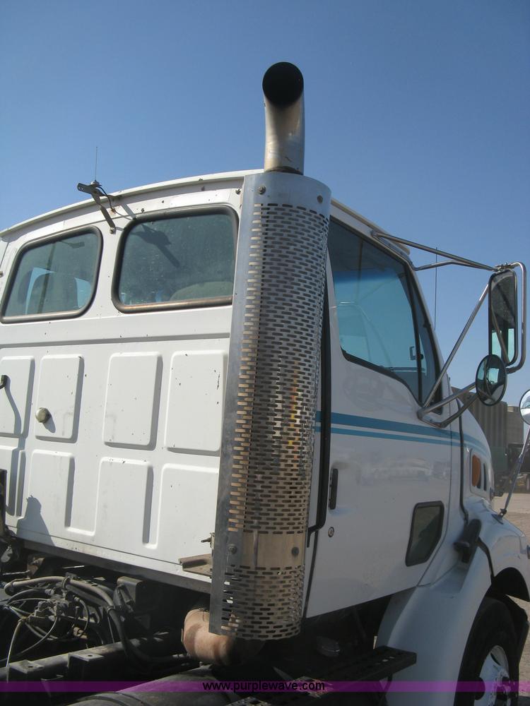 image for item H8723 2001 Sterling semi truck