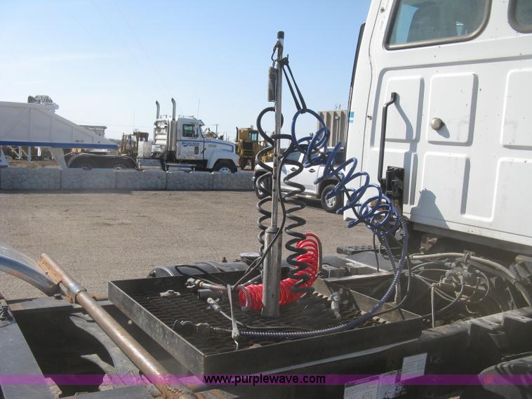 image for item H8723 2001 Sterling semi truck