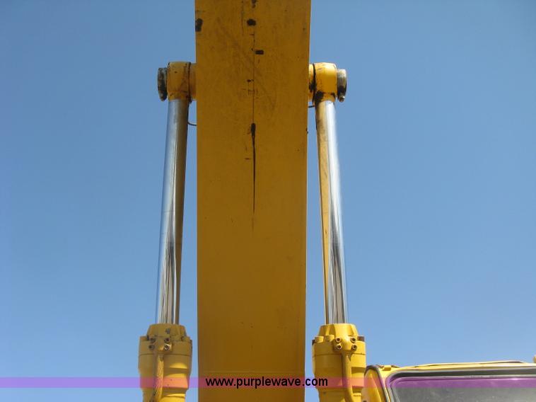 image for item H8724 2001 John Deere 270 LC excavator