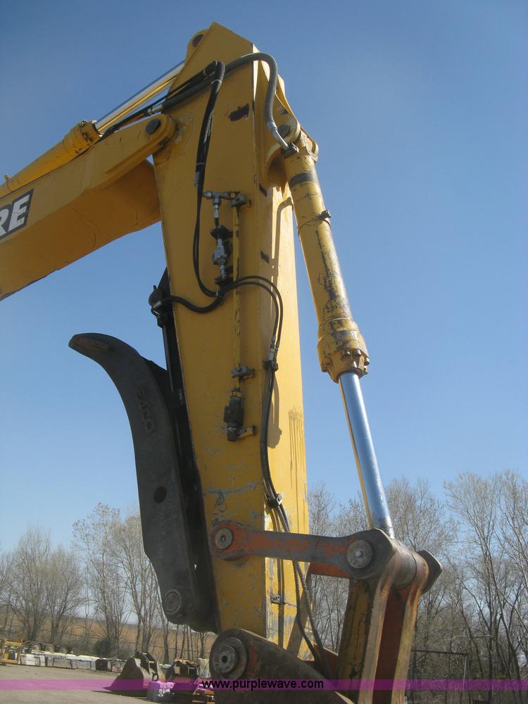 image for item H8724 2001 John Deere 270 LC excavator
