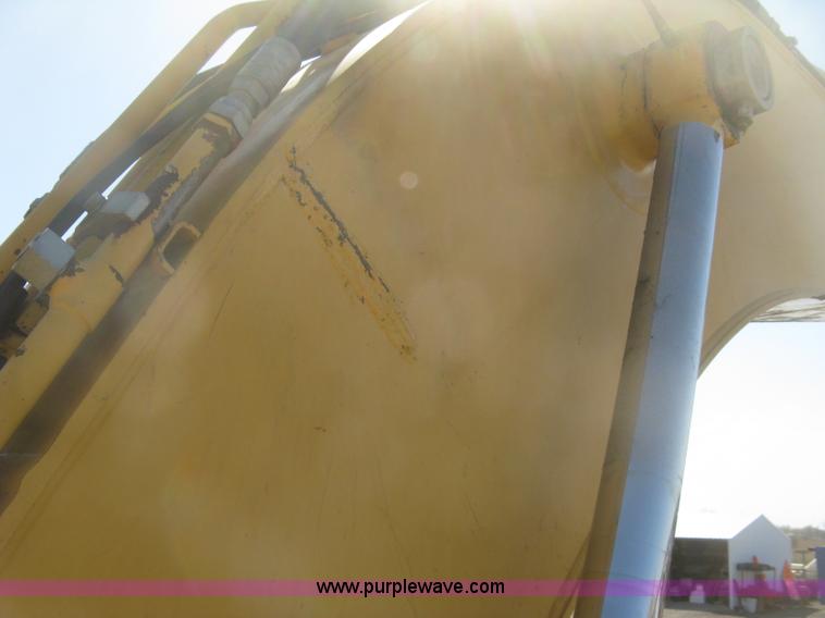 image for item H8724 2001 John Deere 270 LC excavator