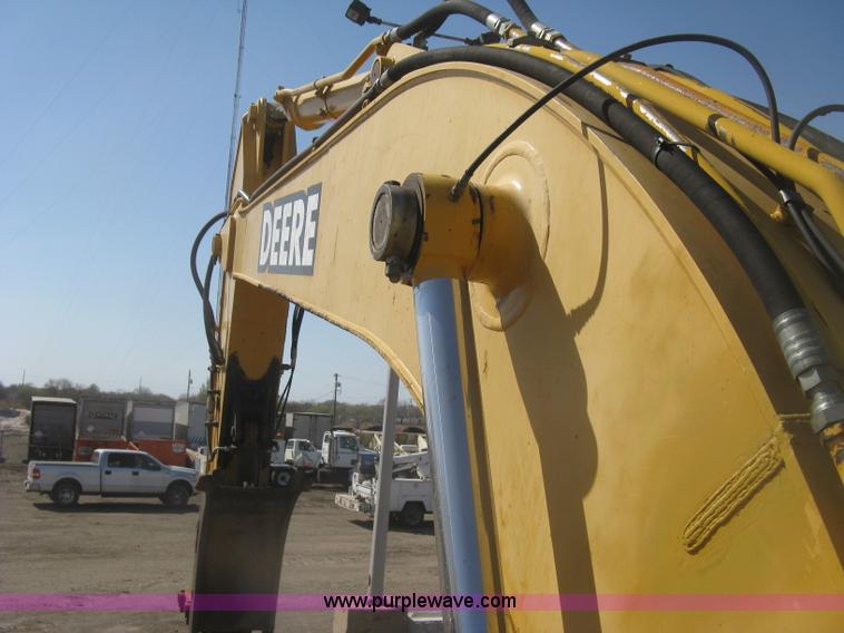 image for item H8724 2001 John Deere 270 LC excavator