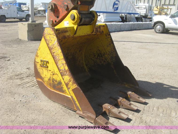 image for item H8724 2001 John Deere 270 LC excavator