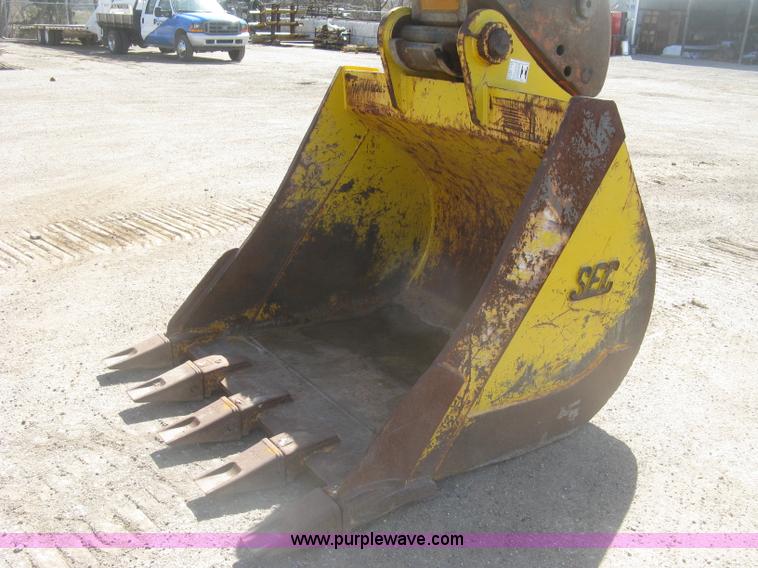 image for item H8724 2001 John Deere 270 LC excavator