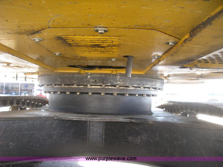 image for item H8724 2001 John Deere 270 LC excavator