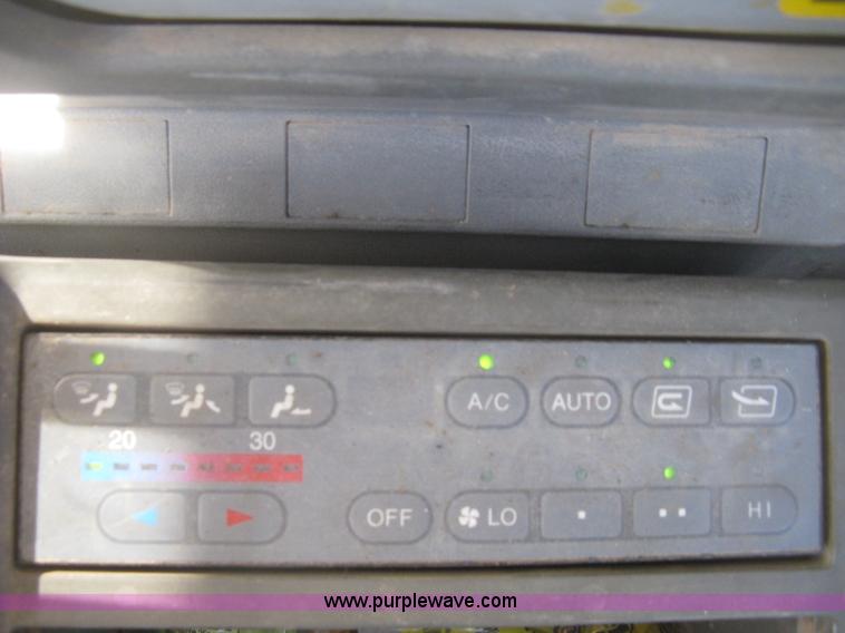 image for item H8724 2001 John Deere 270 LC excavator