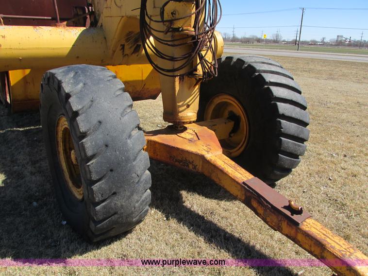 image for item I4012 Caterpillar 80 pull scraper