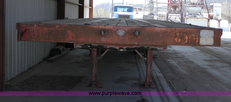 image for item J2251 1978 Hobbs FB6B42ST flatbed trailer