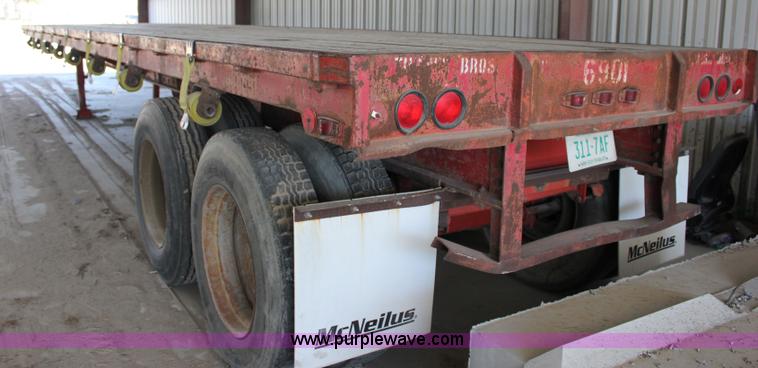 image for item J2251 1978 Hobbs FB6B42ST flatbed trailer