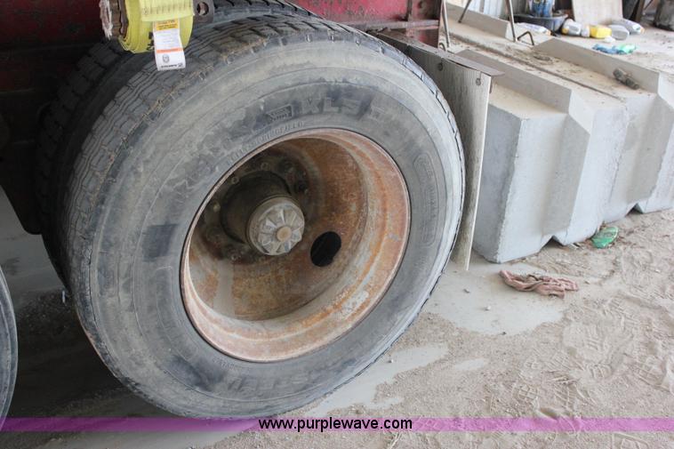 image for item J2251 1978 Hobbs FB6B42ST flatbed trailer