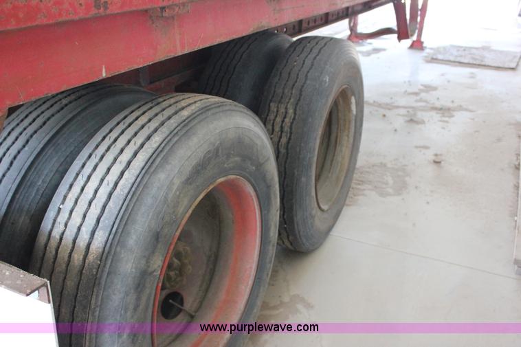 image for item J2251 1978 Hobbs FB6B42ST flatbed trailer