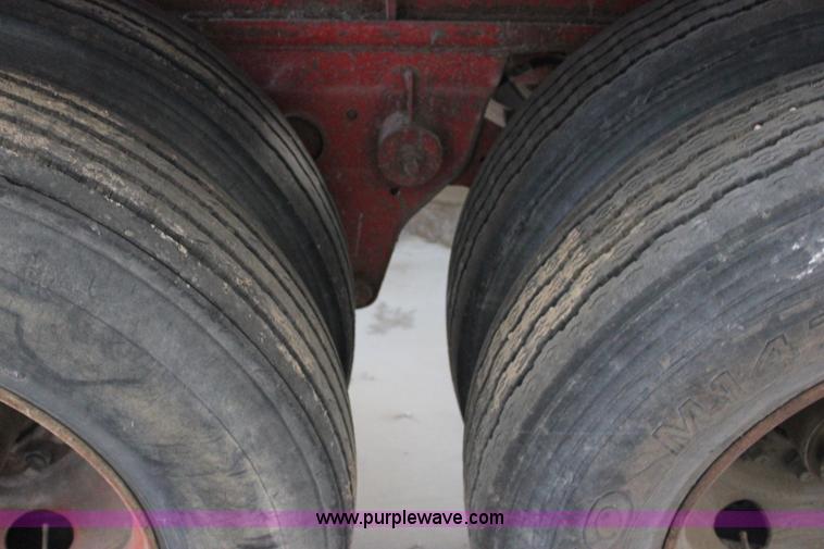 image for item J2251 1978 Hobbs FB6B42ST flatbed trailer