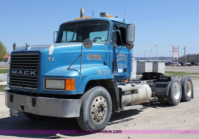 image for item J2252 1999 Mack CH613 semi truck