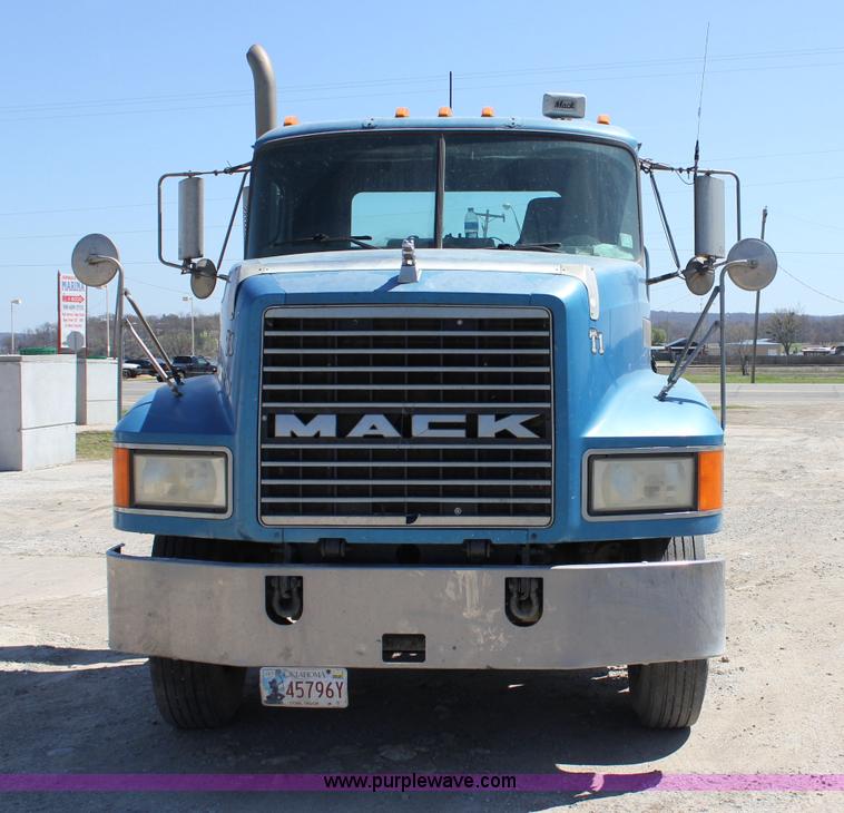 image for item J2252 1999 Mack CH613 semi truck