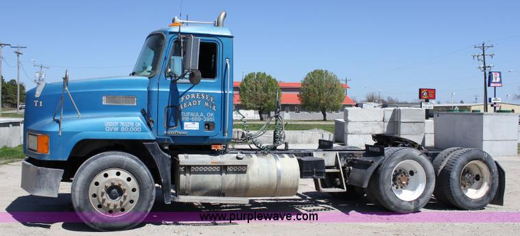 image for item J2252 1999 Mack CH613 semi truck